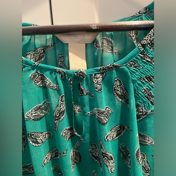 Banana Republic Women’s Blouse size XS green birds print - Picture 2 of 7